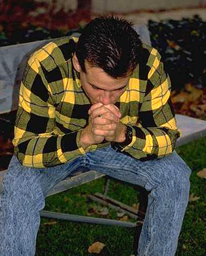 Joven pensando preocupado